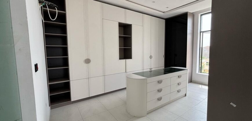 5-BEDROOM  DETACHED HOUSE  FOR SALE AT NORTHERN FORESHORE ESTATE, CHEVRON.