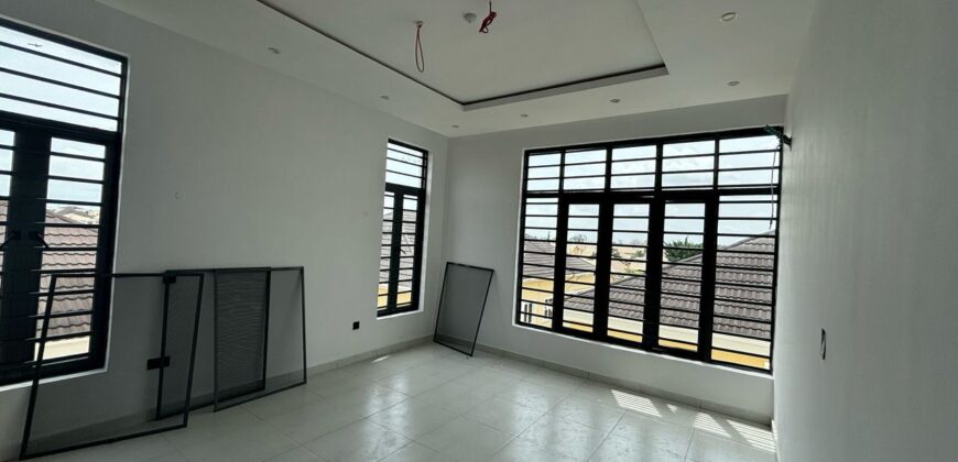 5-BEDROOM  DETACHED HOUSE  FOR SALE AT NORTHERN FORESHORE ESTATE, CHEVRON.