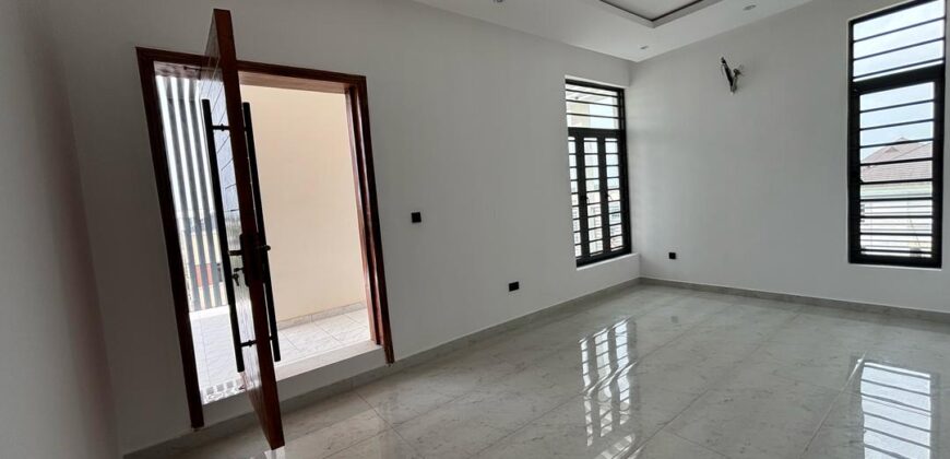 TASTEFULLY FINISHED 5-BEDROOM  DETACHED HOUSE  FOR SALE AT NORTHERN FORESHORE ESTATE, CHEVRON.